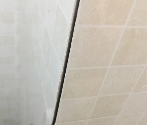 站前瓷砖空鼓维修公司分享阳台瓷砖脱落的修复过程可以分为以下几个步骤
