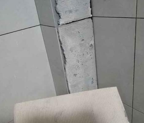 站前瓷砖空鼓维修公司分享下厨房瓷砖脱落的补救措施。